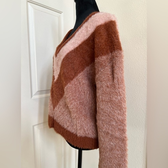 House of Harlow Deep V Nylon Sweater - Picture 2 of 7